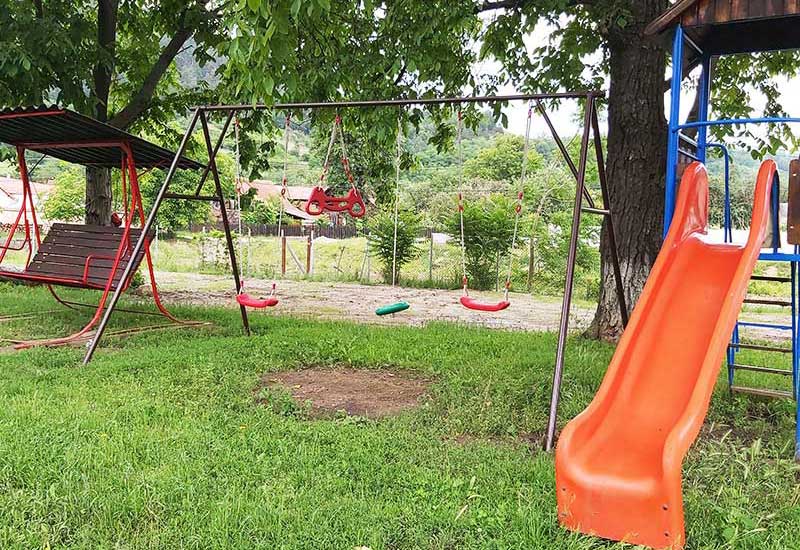 Loc de joaca pentru copii Servicii cazare in Transilvania pe Transalpina la Casa Artemis Pianu de Sus